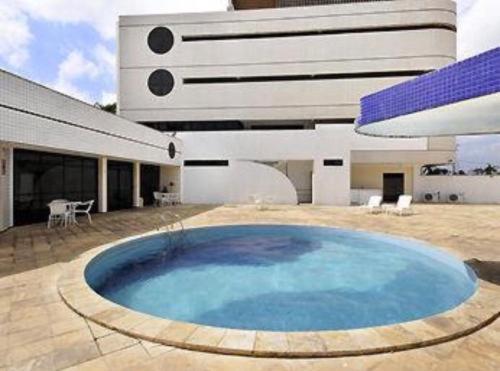 a large swimming pool in front of a building at 1403 - Flat Excelente em São Luís in São Luís