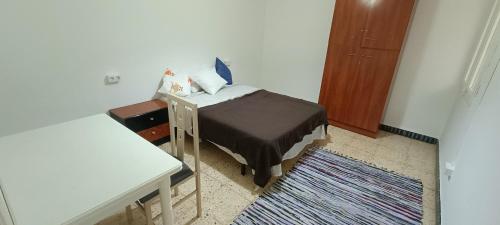 Mark في تاراغونا: غرفة نوم صغيرة بها سرير ومكتب
