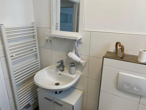 a small bathroom with a sink and a mirror at NES 1 - nähe Freiheitshalle Hof in Hof