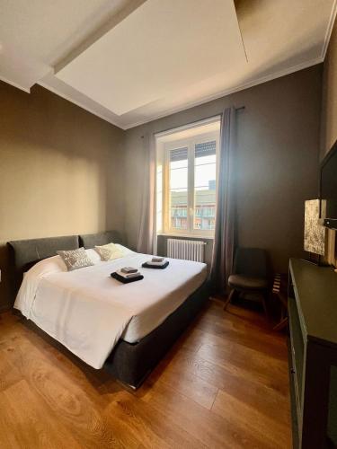 Un dormitorio con una cama grande y una ventana en NEW LUXURY STUNNING BILO APARTMENT IN THE HEART OF MILAN MOSCOVA, en Milán