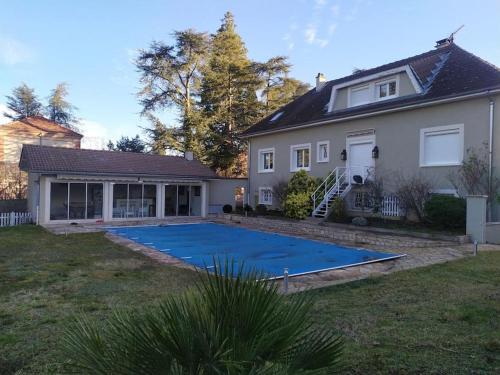 une maison avec une piscine dans la cour dans l'établissement Maison 240+65m2, piscine, spa, sauna, salle sport, à Saint-Rambert-sur-Loire