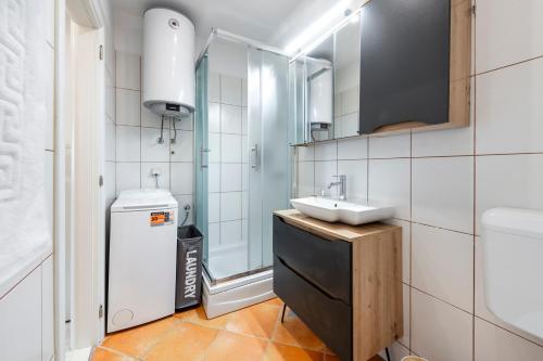 uma casa de banho com um lavatório e um chuveiro em Welcome Apartment - Old Town em Dubrovnik