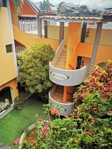 una vista aérea de una casa con una escalera en Hotel Bombonaje, en Rioja