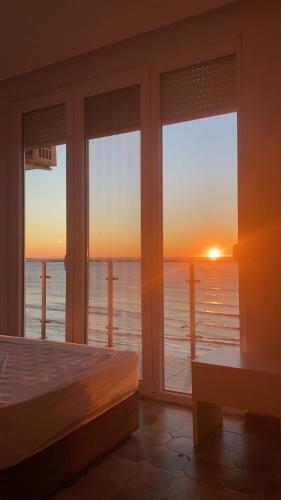 sypialnia z łóżkiem i widokiem na ocean w obiekcie Holiday Home w mieście Shëngjin