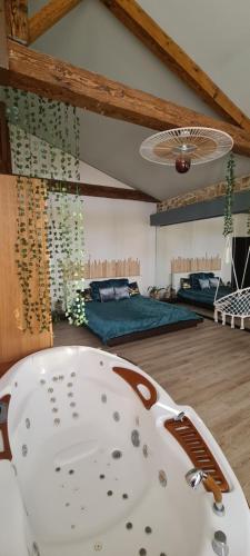 Habitación con bañera y cama. en CHEZ PAM agréable chambre d’hôte pour les amoureux en Marmande