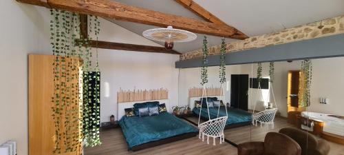 sala de estar con 2 camas y sofá en CHEZ PAM agréable chambre d’hôte pour les amoureux en Marmande
