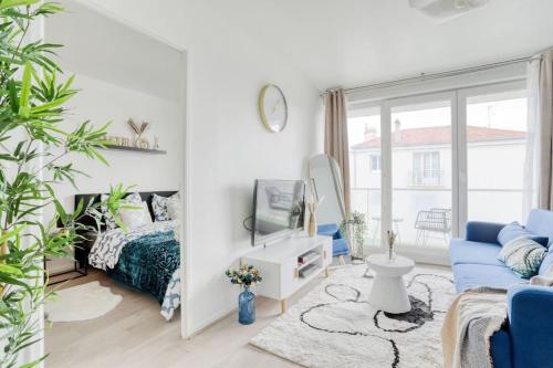 a living room with a bed and a mirror at Le Majestic Blue - Métro 8/Hôpital Henri Mondor in Créteil