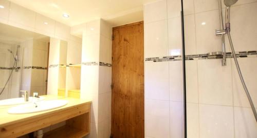 a bathroom with a sink and a shower at Chalet Pre Saint-jacques - Chalets pour 15 Personnes 601 in Tignes