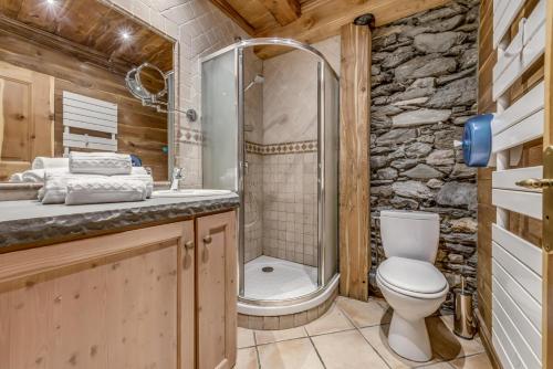 a bathroom with a toilet and a shower at Chalet Les Champs Du Pont - Chalets pour 15 Personnes 591 in Tignes