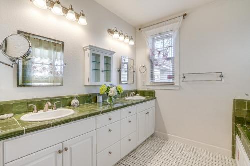 - une salle de bains blanche avec deux lavabos et un miroir dans l'établissement Luxe Bay View Home Near SF, Berkley and Napa Valley, à Hercules