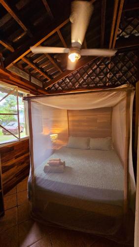 un letto a castello in una stanza con di Villa Rameen a Puerto Viejo