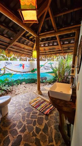 bagno con lavandino e murale di Villa Rameen a Puerto Viejo