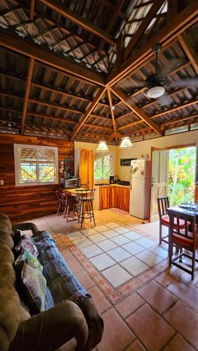 un ampio soggiorno con divano e cucina di Villa Rameen a Puerto Viejo