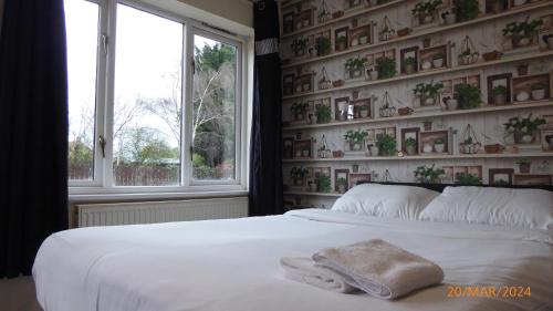 una camera con un letto bianco e una finestra di Ashiana a Newark upon Trent