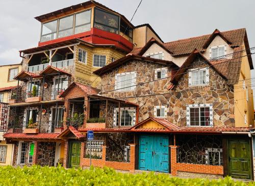 een groot gebouw met kleurrijke deuren en ramen bij Hotel & Suites Cerro Roj0 in Tlatlauquitepec