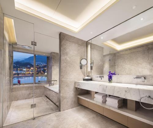 La salle de bains est pourvue de 2 lavabos et d'une douche. dans l'établissement Ascott Macau, à Macao