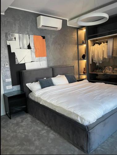 1 dormitorio con 1 cama grande en una habitación en Penthouse Împăratul Traian, en Craiova