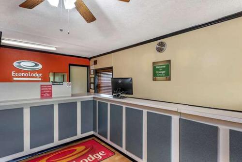 a room with a fast food restaurant with a drink counter at ECONO LODGE in Erlanger