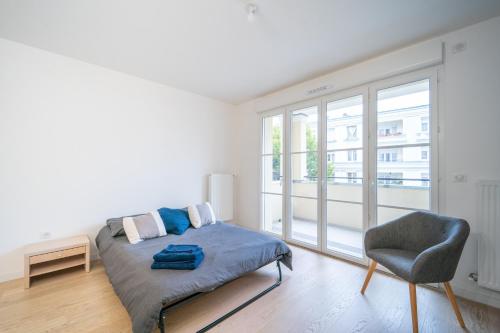 une chambre avec un lit, une chaise et une fenêtre dans l'établissement Premium Studio Flat, au Plessis-Robinson