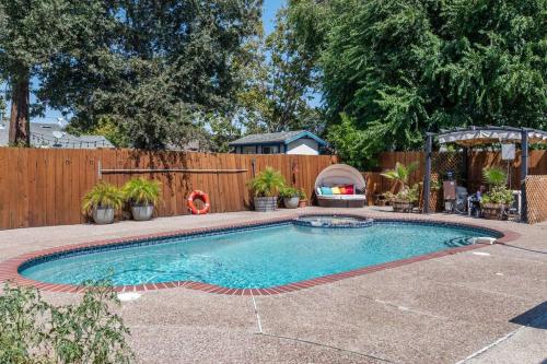 コンコードにあるSpacious Oasis w/Pool Retreatの木製の柵のある裏庭のスイミングプール