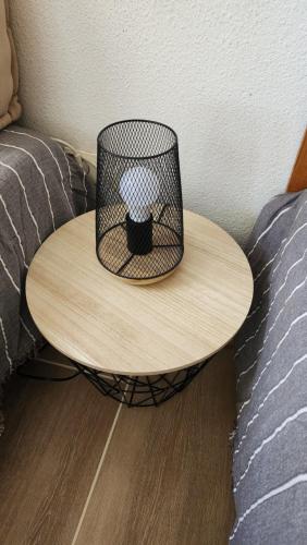 une cage noire posée sur une table dans l'établissement Studio Garrigues Gréoux les bains curistes Thalatherme, à Gréoux-les-Bains