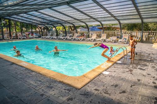 a group of people playing in a swimming pool at Camping Hourtin in Hourtin