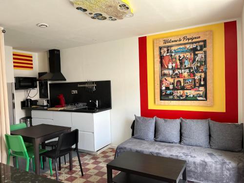 un salon avec un canapé et une table dans l'établissement Maison de Majorque-Appartements, à Perpignan