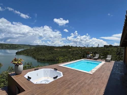 una piscina su una terrazza con vista sul fiume di @RanchoNoLago - Casa de Campo no Lago Corumba IV a Alexânia
