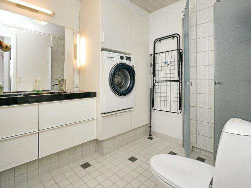 La salle de bains est pourvue d'un lave-linge et de toilettes. dans l'établissement Holiday home Ølsted III, à Ølsted