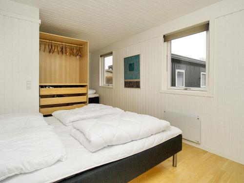 1 dormitorio con 1 cama grande con sábanas blancas en Holiday home Ølsted III, en Ølsted