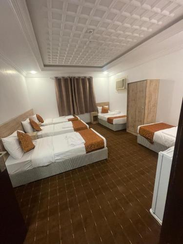 a hotel room with two beds and azeb sidx sidx sidx sidx sidx at فندق العز بيتي in Al Madinah