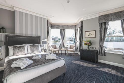 Ένα ή περισσότερα κρεβάτια σε δωμάτιο στο Thames Riviera Hotel, Sure Hotel Collection by Best Western