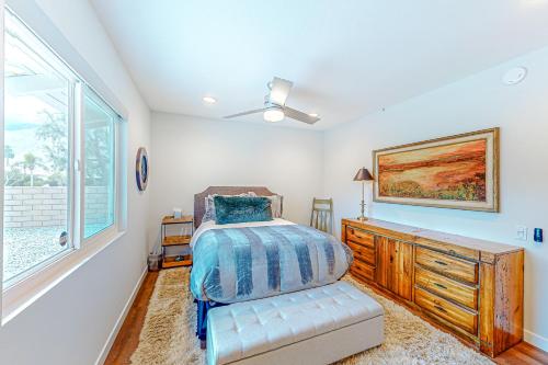 um quarto com uma cama e uma janela em Tamarisk Mountain View #5627 em Palm Springs