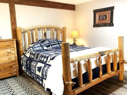 una camera con letto in legno di Hot Tub-Mountain View-Secluded-Entire Private Floor a Seeley Lake