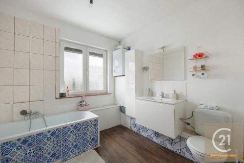 La salle de bains est pourvue d'une baignoire, de toilettes et d'un lavabo. dans l'établissement appartement charmant à Zaventem, à Zaventem