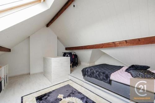 um quarto com uma cama num sótão em appartement charmant à Zaventem em Zaventem