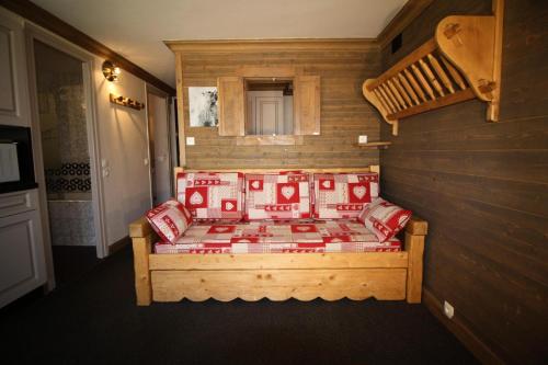 sypialnia z łóżkiem w pokoju w obiekcie Résidence Palafour - Studio pour 4 Personnes 181 w mieście Tignes