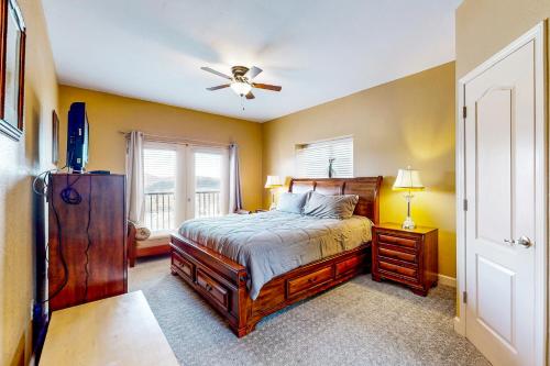 een slaapkamer met een bed en een plafondventilator bij Smoky Mountain Serenity in Pigeon Forge