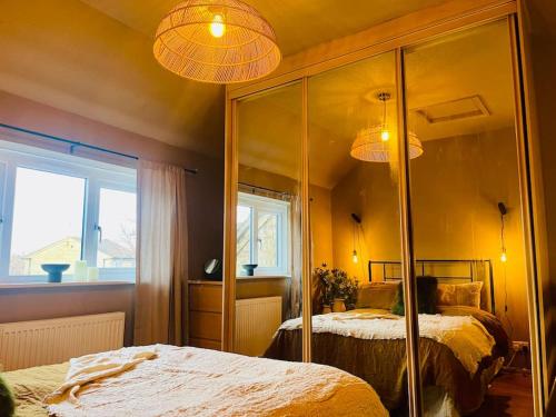 Una cama o camas en una habitación de New, unique, tiny house with garden