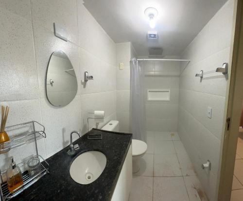 Cobertura,conforto e localização في خوازيرو دو نورتي: حمام مع حوض ومرحاض ومرآة