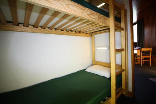 Ein Etagenbett oder Etagenbetten in einem Zimmer der Unterkunft Résidence Roches Rouges C - Studio pour 4 Personnes 271