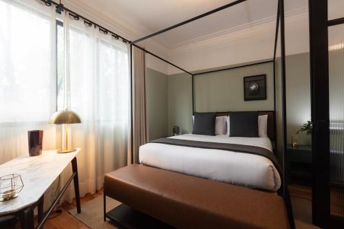 a bedroom with a bed and a desk and a window at Hotel Edificio Republica in Mexico City