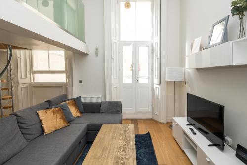 a living room with a couch and a table at Kensington Arte Casa in London