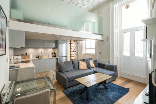 a living room with a blue couch and a table at Kensington Arte Casa in London
