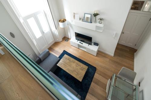 an overhead view of a living room with a couch and a television at Kensington Arte Casa in London