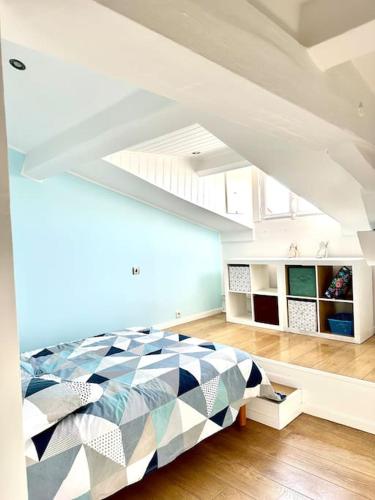 une chambre avec un lit dans une pièce blanche dans l'établissement ESTEREL BELAHOME Charmant 3 pièces St Raphael Vue Mer, à Saint-Raphaël