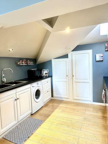 une cuisine avec un évier et une machine à laver dans l'établissement ESTEREL BELAHOME Charmant 3 pièces St Raphael Vue Mer, à Saint-Raphaël