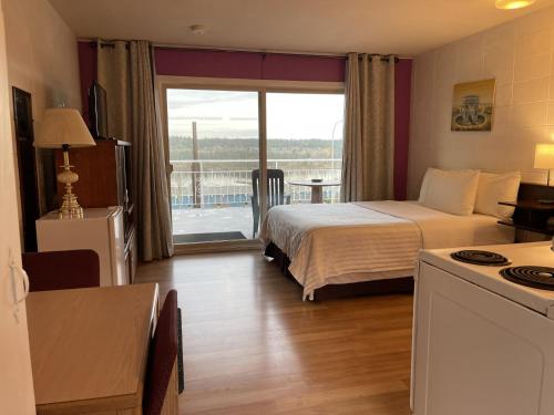 Cette chambre d'hôtel comprend un lit et offre une vue sur un balcon. dans l'établissement Holiday House Motel, à Ladysmith