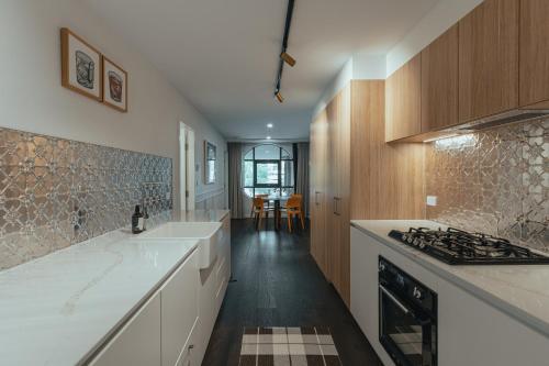 een keuken met witte werkbladen en een fornuis met oven bij Perfect Central Located 2-Bed with Secure Parking in Canberra