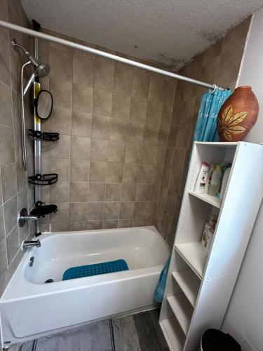 ein Bad mit einer Badewanne in einem Zimmer in der Unterkunft Cozy room D in Kitchener